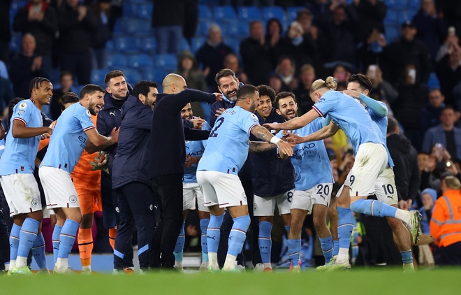 Ban huấn luyện cùng với Pep Guardiola xếp hàng chúc mừng Haaland phá kỉ lục PL